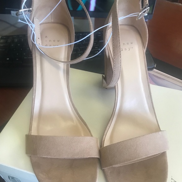 Heels - Picture 3 of 4